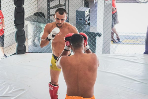 Comment les marques de sport choisissent-elles les designs de leurs tenues de basket